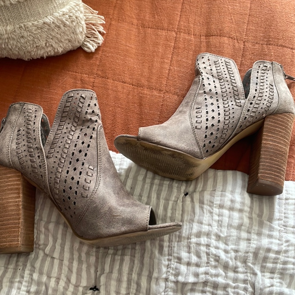Carlos Santana size 7.5 women’s open toe heel